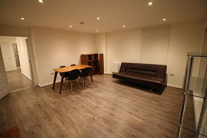 1 Bedroom Flat To Rent In West Central, Stoke Road, Slough, SL2