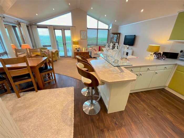 2 Bedroom Mobile/park Home For Sale In Palm Court, Hayes Country Park