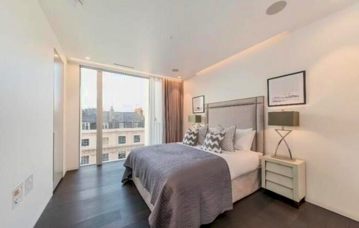 3 Bedroom Flat To Rent In Buckingham Palace Road, London, SW1W
