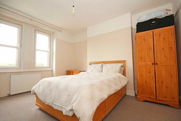 1 Bedroom Flat To Rent In Kent Gardens, London, W13
