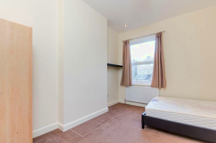 3 Bedroom Flat To Rent In St Julians Farm Road, West Norwood, London, SE27