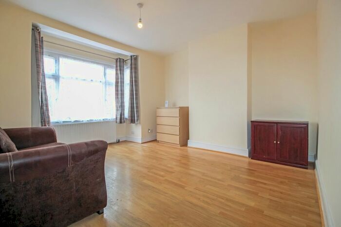 1 Bedroom Maisonette To Rent In High Road, Harrow Weald, Harrow, HA3