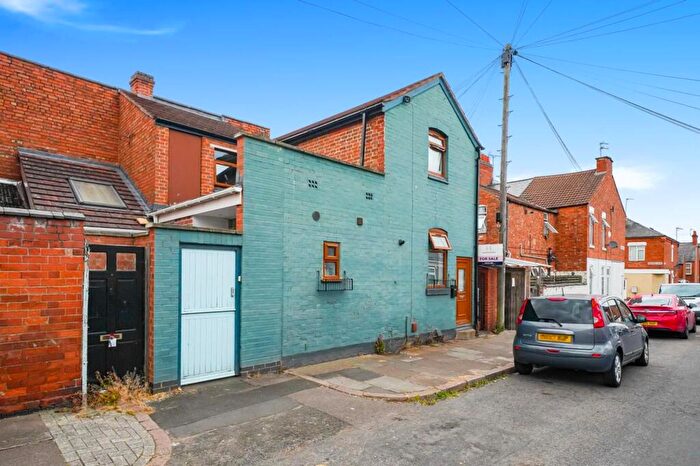 4 Bedroom Semi-Detached House For Sale In Compton Road, Leicester, LE3