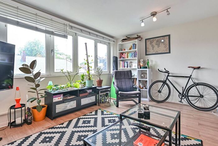 2 Bedroom Maisonette To Rent In Benworth Street, Bow, London, E3