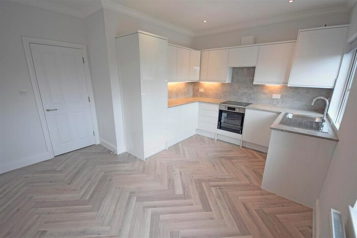 5 Bedroom Flat To Rent In King Street, Twickenham, TW1