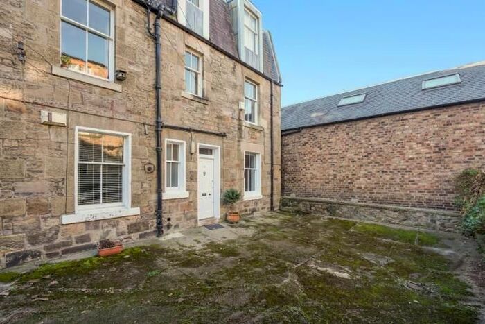 2 Bedroom Flat To Rent In Shaws Square, Edinburgh, EH1