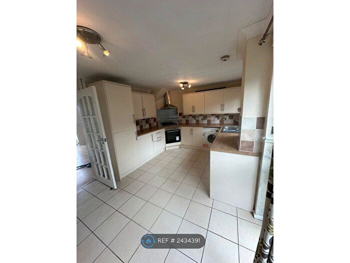 3 Bedroom Semi-Detached House To Rent In Ridge Hill Lane, Stalybridge, SK15