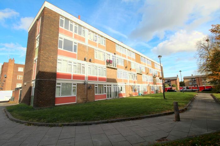 2 Bedroom Flat To Rent In Hilltop Gardens, Dartford, DA1
