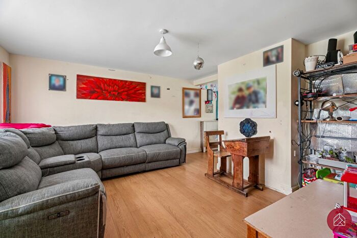 3 Bedroom Semi Detached House For Sale In Nunnery Close, Oxford, OX4