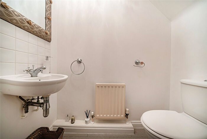 3 Bedroom End Of Terrace House For Sale In Abbey Drive, Dartford, Kent, DA2