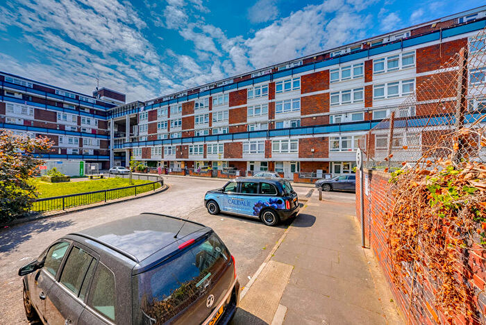 3 Bedroom Maisonette For Sale In Manchester Road, London, E14