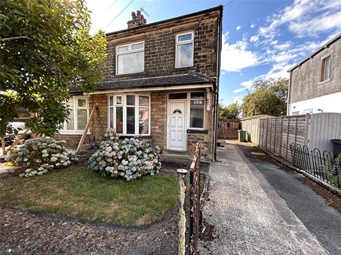 3 Bedroom Semi Detached House For Sale In Duckett Grove, Pudsey, Leeds, West Yorkshire, LS28
