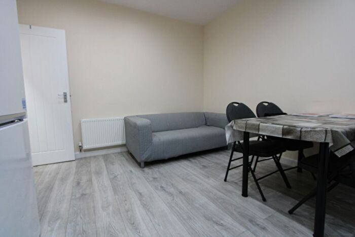 3 Bedroom Flat To Rent In Wycliffe Road, London, SW19