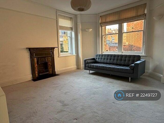 3 Bedroom Flat To Rent In Clarence Gate Gardens, London, NW1
