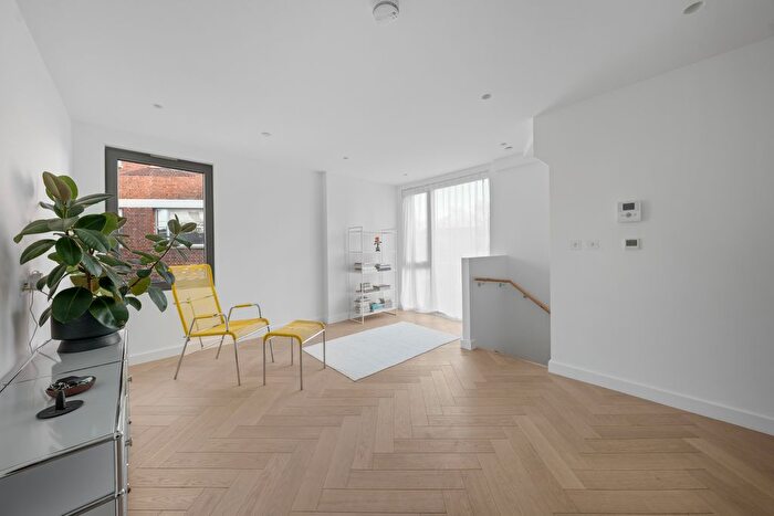 3 Bedroom Flat To Rent In Maple Path, London, E5