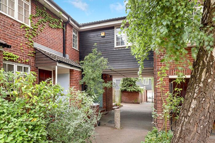 3 Bedroom Terraced House For Sale In Clinton Court, Nottingham, NG1