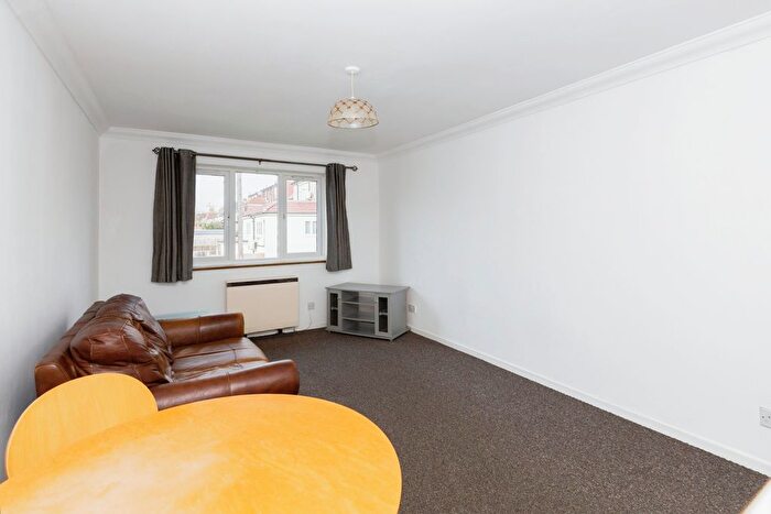1 Bedroom Flat For Sale In Eastern Avenue, Ilford, Essex, IG2