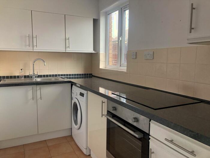 Apartment To Rent In Heather Close, Carterton, OX18