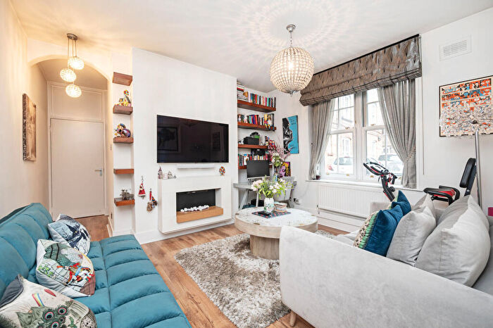 1 Bedroom Flat For Sale In Victoria Park Square, , Tower Hamlets, London, E2