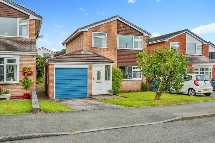 3 Bedroom Detached House For Sale In Irving Close, Lichfield, WS13