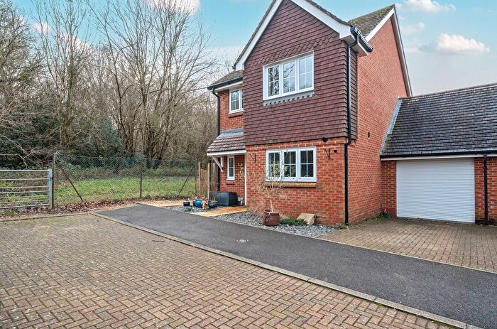 3 Bedroom Link Detached House For Sale In Field End, Billingshurst, RH14