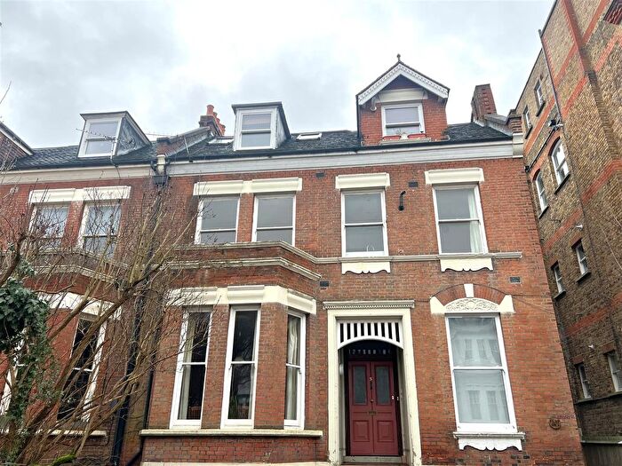 1 Bedroom Flat To Rent In Claremont Gardens, Surbiton, KT6