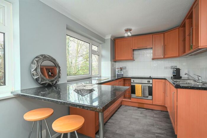 Flat To Rent In Castleview Road, Weybridge, KT13