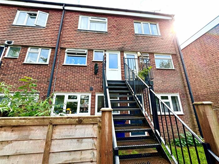 2 Bedroom Maisonette To Rent In Weydon Lane, Farnham, Surrey, GU9