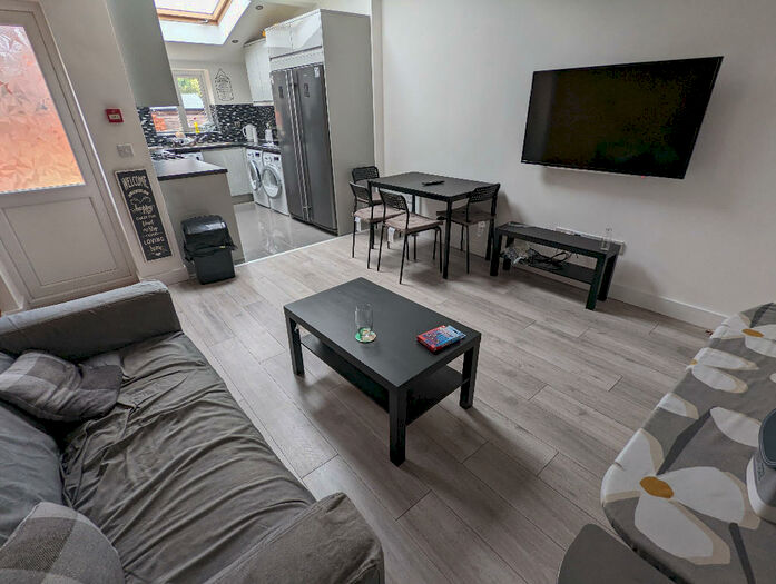 6 Bedroom Terraced House To Rent In St. Edwards Road, Reading, Berkshire, RG6