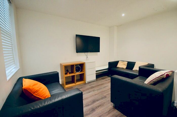 6 Bedroom Terraced House To Rent In Hannan Road, L6