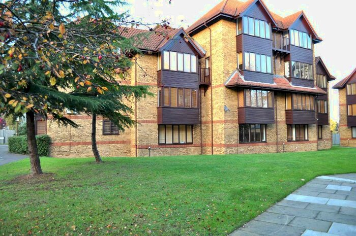 2 Bedroom Maisonette To Rent In Linwood Close, London, SE5