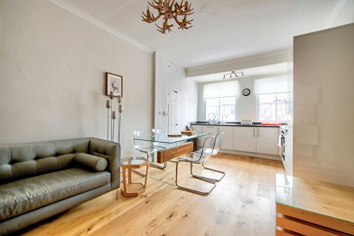 2 Bedroom Flat To Rent In Edinburgh Old Town, EH1