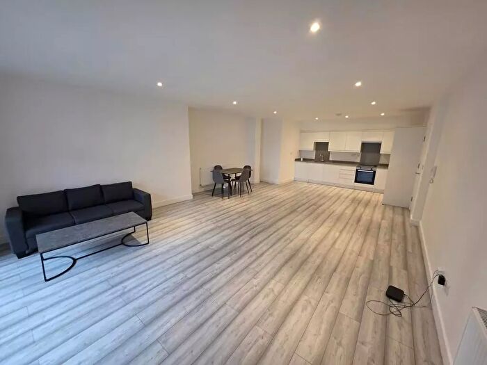 2 Bedroom Flat To Rent In High Street, Hounslow, TW3