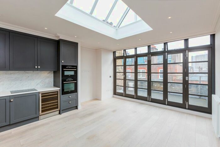 3 Bedroom Flat To Rent In Neal Street, London WC2H