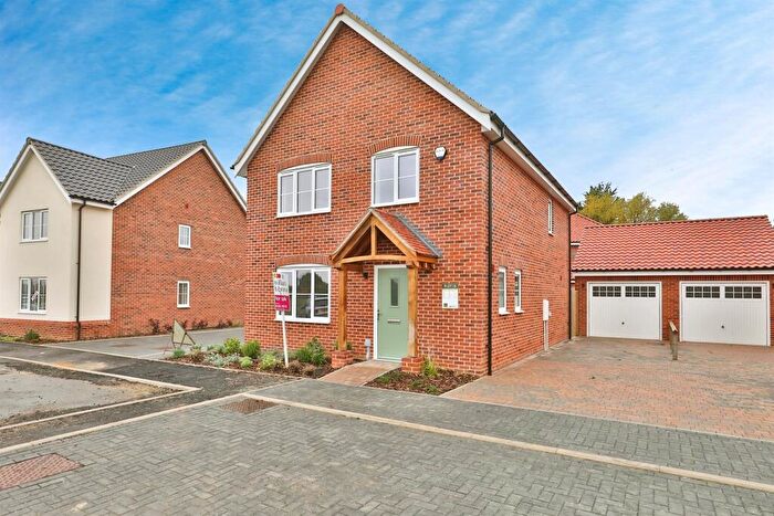 4 Bedroom Detached House For Sale In Roundhouse Way, Yaxham, Dereham, NR19