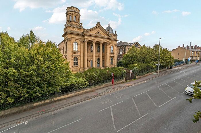 3 Bedroom Flat For Sale In High Street, Heckmondwike, West Yorkshire, WF16