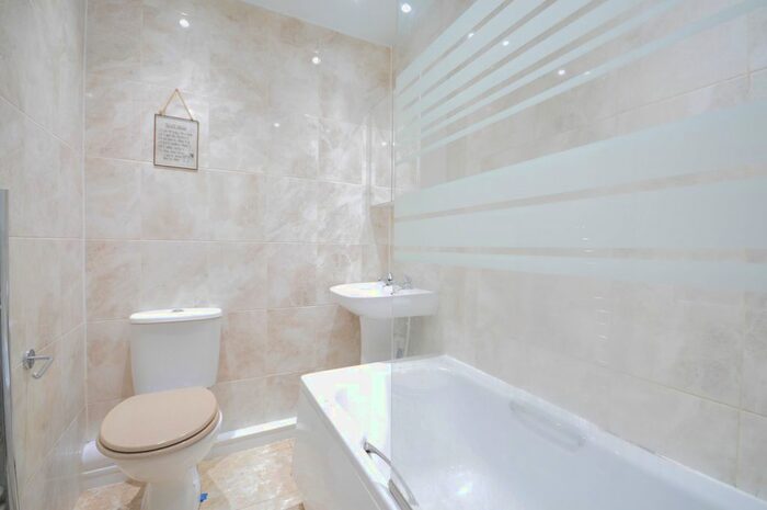 2 Bedroom Town House To Rent In Old Well Walk, Sale, M33