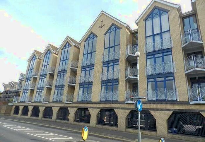 2 Bedroom Flat To Rent In Valetta Way, Rochester, Kent, ME1