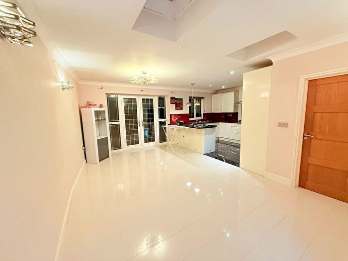 5 Bedroom Semi-Detached House To Rent In Brocket Way, Chigwell, IG7