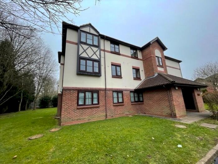 2 Bedroom Flat To Rent In Wordsworth Mead, Redhill RH1