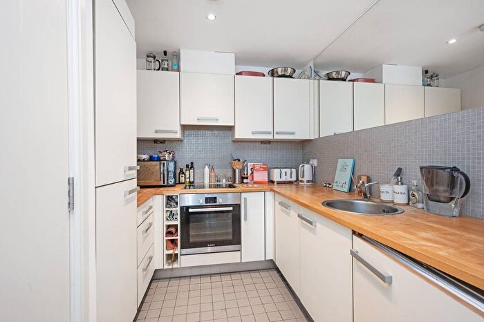 2 Bedroom Flat To Rent In Plumbers Row, Aldgate, London, E1