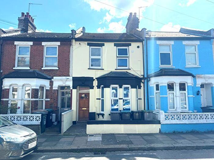 2 Bedroom Apartment To Rent In Ritches Road, London, N15