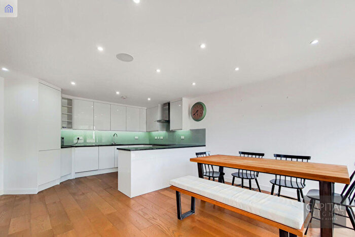 3 Bedroom Apartment To Rent In Oasis Court, Mile End Road, London, E1
