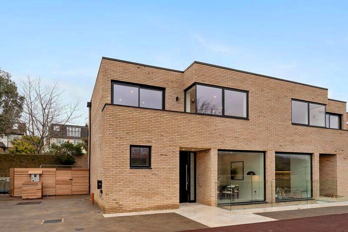 4 Bedroom Semi-Detached House To Rent In Gulliver Place, Muswell Hill, N10