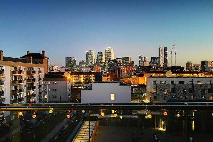 1 Bedroom Flat For Sale In St. Pauls Way, Bow, E3