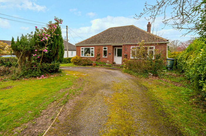 4 Bedroom Bungalow For Sale In Alton Lane, Four Marks, Alton, GU34