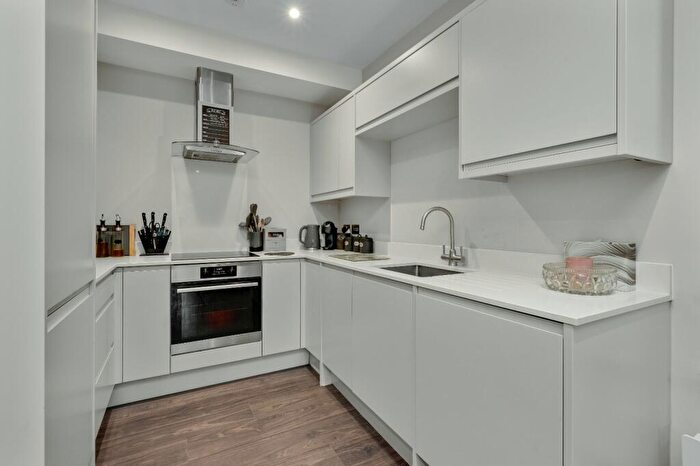 1 Bedroom Apartment For Sale In Baker Street, Weybridge, Surrey, KT13