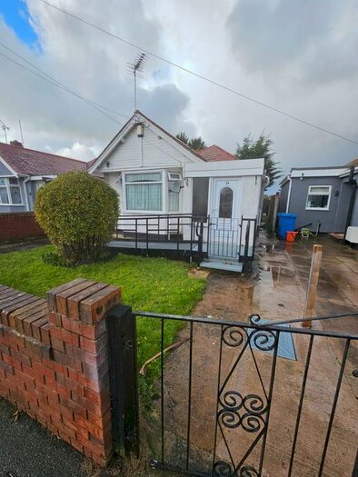 3 Bedroom Detached Bungalow To Rent In Weaver Avenue, Rhyl, LL18