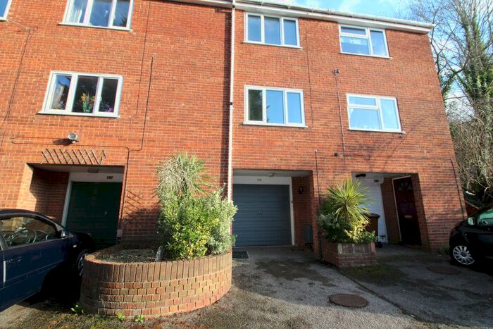 2 Bedroom Town House To Rent In Beacon Road, Chatham, ME5