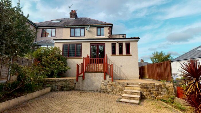 4 Bedroom Semi-Detached House To Rent In Ashfield Drive, Frizinghall, Bradford, BD9